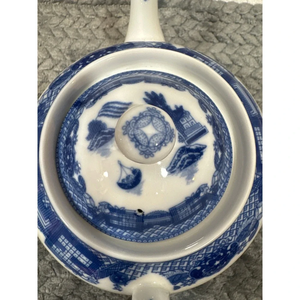 HIC China Blue Willow Teapot Ceramic Blue and White Chinoiserie Tea Pot with Lid